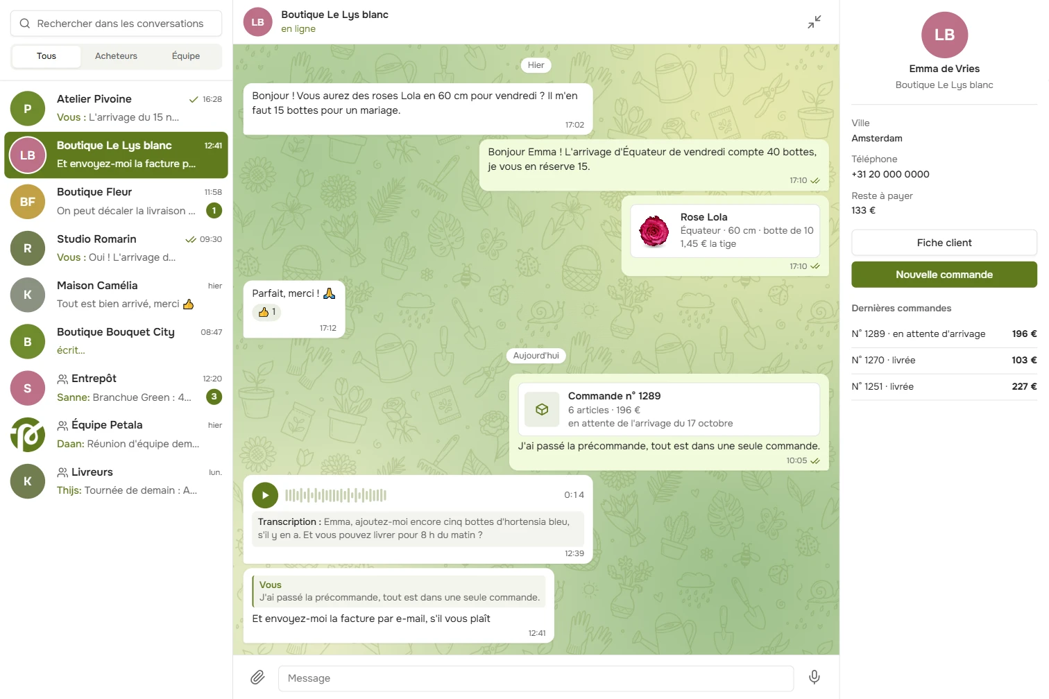 Messagerie : une conversation avec une fleuriste au sujet d’une livraison de roses, avec une fiche produit, une fiche commande, un message vocal et une réponse ; à droite, la fiche client avec le reste à payer et les dernières commandes