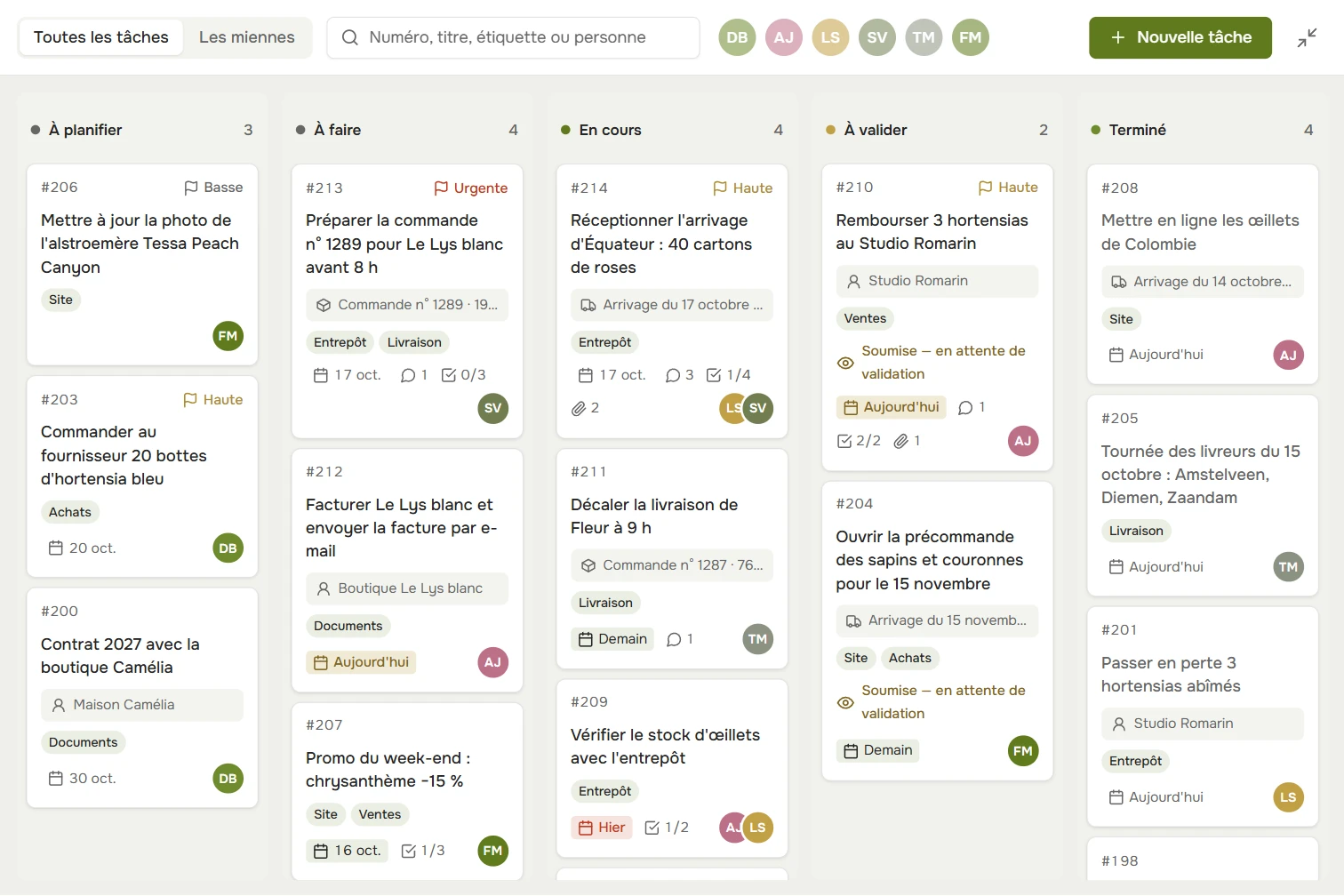 Tâches : un tableau avec les colonnes Liste d’attente, À faire, En cours, En vérification et Terminé ; chaque fiche indique son numéro, sa priorité, la commande ou l’arrivage, l’échéance et le responsable