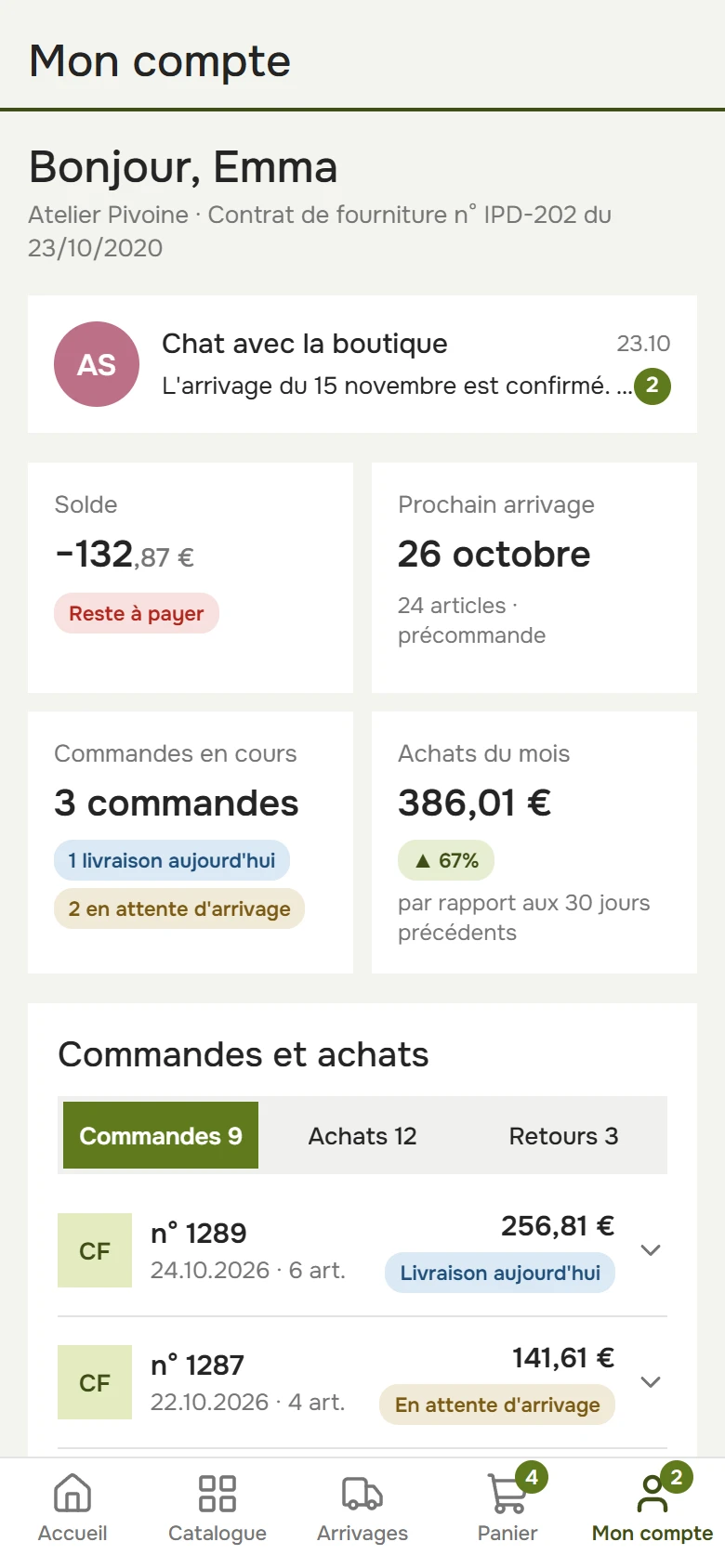 Espace client sur un téléphone : solde avec reste à payer, prochain arrivage, commandes en cours et achats du mois